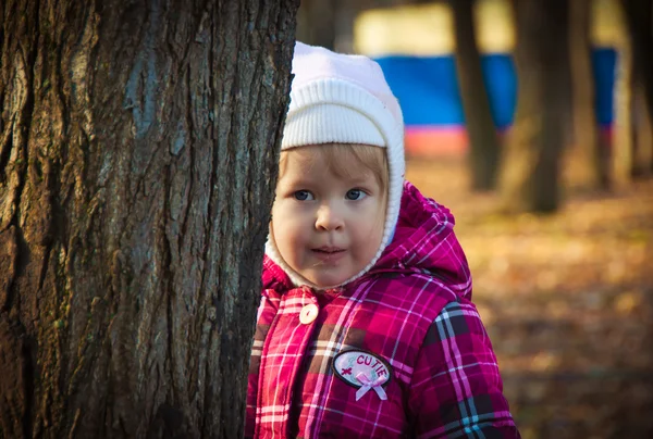 Het kleine meisje in park — Stockfoto