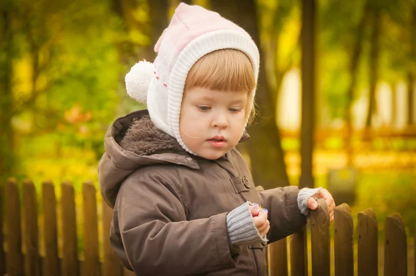 Маленькая девочка в парке Стоковое Изображение
