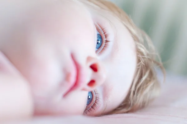 Маленький ребенок с голубыми глазами — стоковое фото