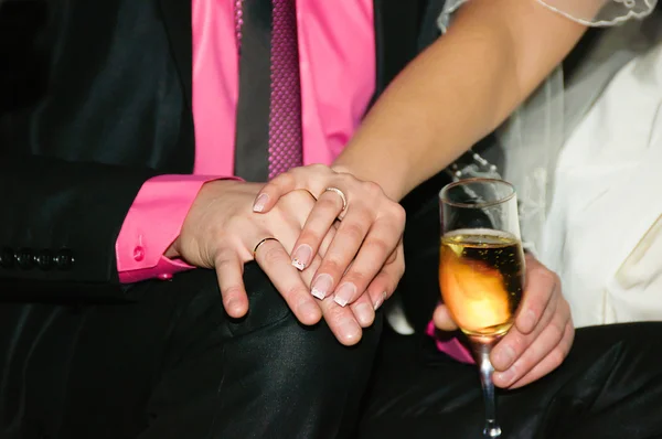 Руки жениха и невесты с обручальным кольцом — стоковое фото
