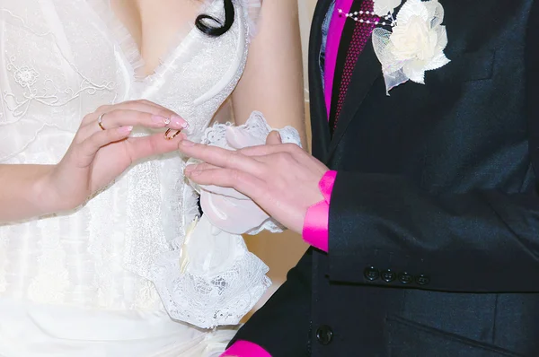 Poner en un anillo de boda — Foto de Stock