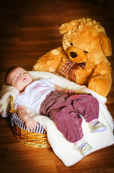 Sovende nyfødt barn – stockfoto