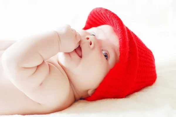 Søt baby med rød vinterhatt – stockfoto