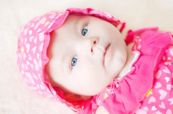 Baby i röda kläder — Stockfoto