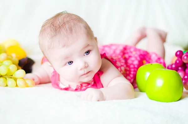 Baby mit Früchten — Stockfoto