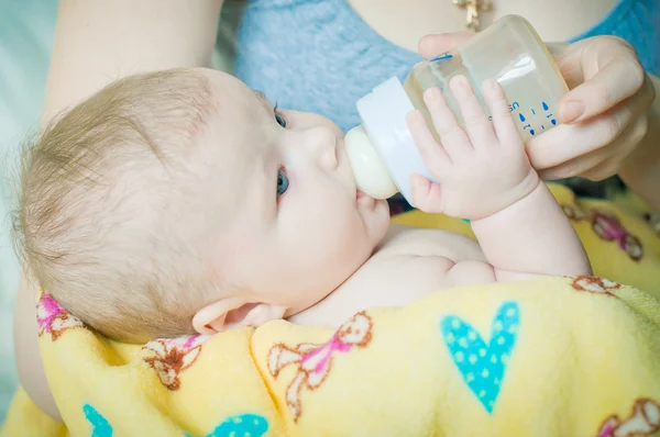 Drinking baby — Stockfoto