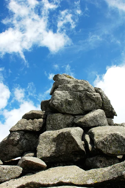 Reusachtige rotsen tegen blauwe hemel — Stockfoto