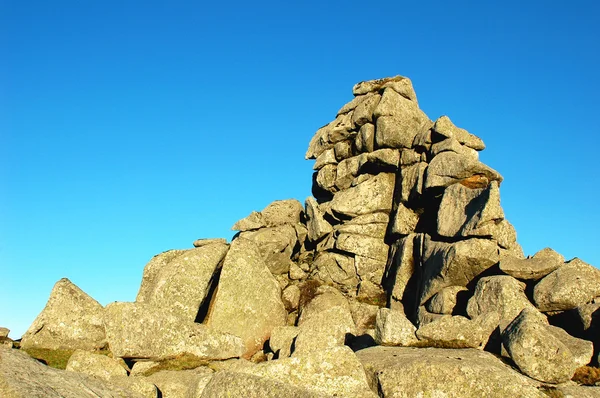 青い空を背景に巨大な岩 — ストック写真