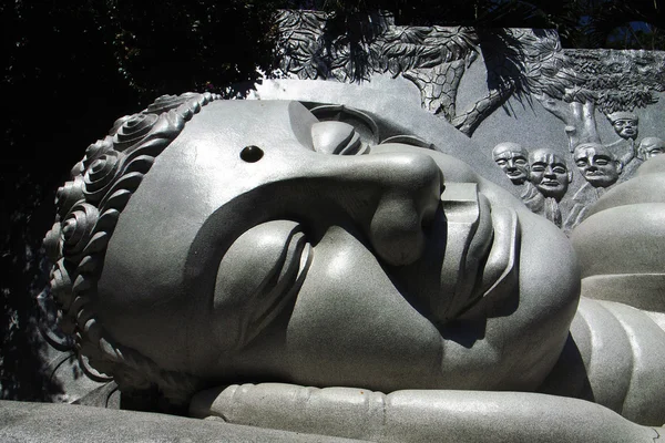 Gigantische Boeddha hoofd — Stockfoto