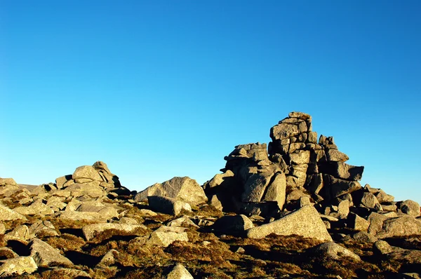 Rochas enormes no topo das montanhas — Fotografia de Stock
