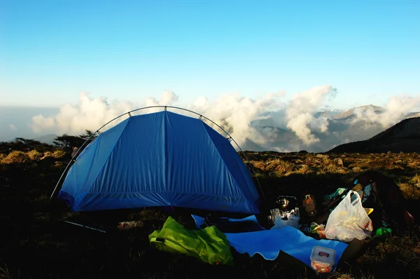 Zelten auf dem Gipfel der Berge — Stockfoto