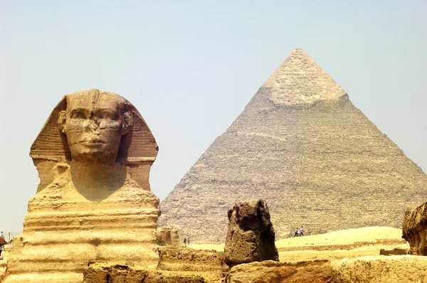 Sfinks i piramidy w Gizie — Zdjęcie stockowe