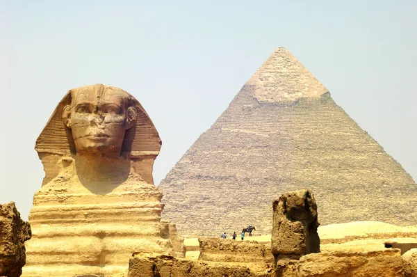 Сфінкс перед піраміди Гізи — стокове фото