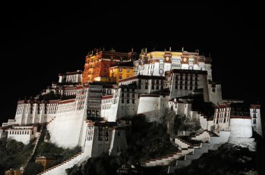 Gece sahnelerinde potala Sarayı Tibet'te