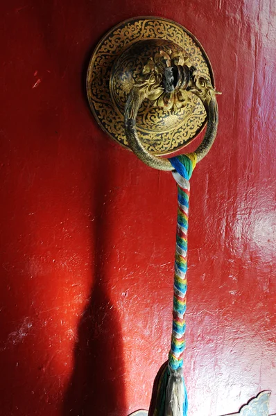 Tibetanska röd dörr — Stockfoto