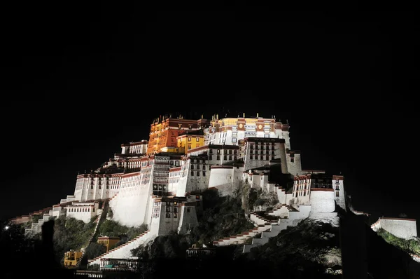 西藏布达拉宫的夜景 — 图库照片