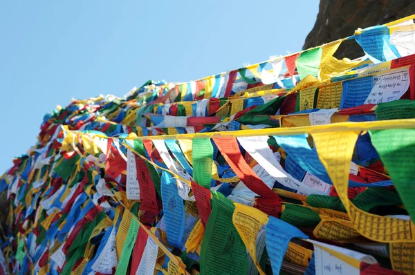 Modlitební vlajky v Tibetu — Stock fotografie