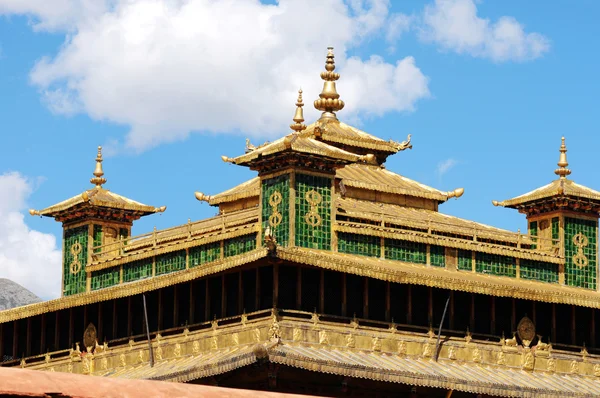 金色屋顶的一个具有历史意义的喇嘛庙 — 图库照片