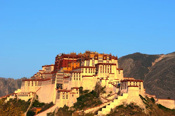 Bezienswaardigheid van het potala-paleis in tibet — Stockfoto