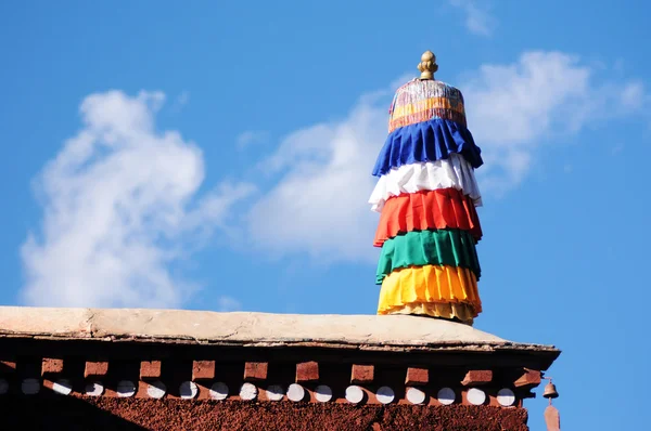Kleurrijke Gebedsvlaggen op het dak — Stockfoto