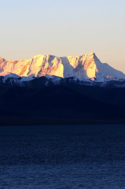 lakeside, karla kaplı dağ manzarası