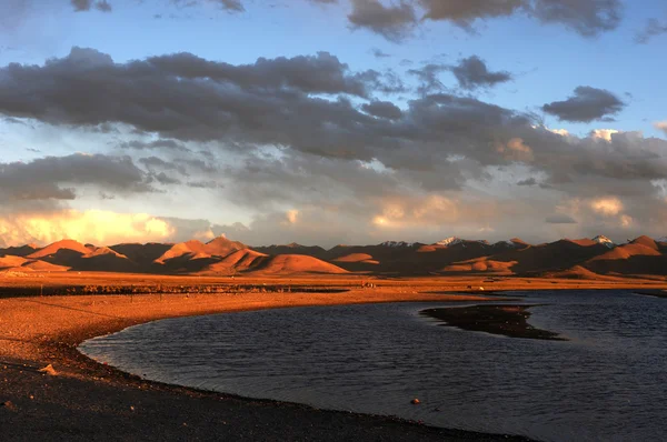 Paisaje a orillas del lago —  Fotos de Stock