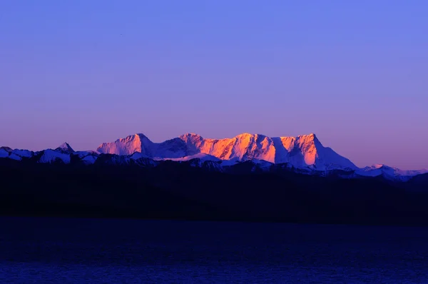 Landskap av snöklädda berg på lakeside — Stockfoto