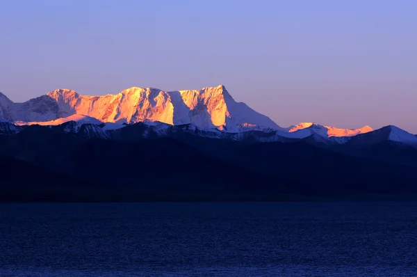 A hófödte hegyek, a tóparti táj — Stock Fotó