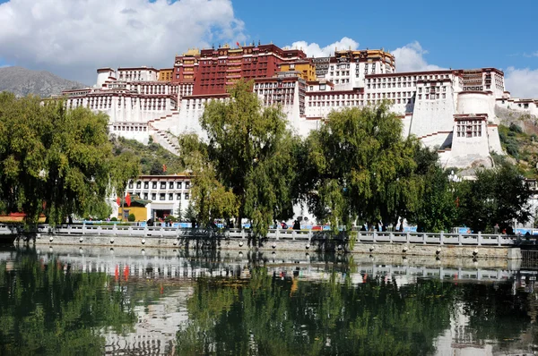 Landmarken av berömda Potalapalatset i tibet — Stockfoto