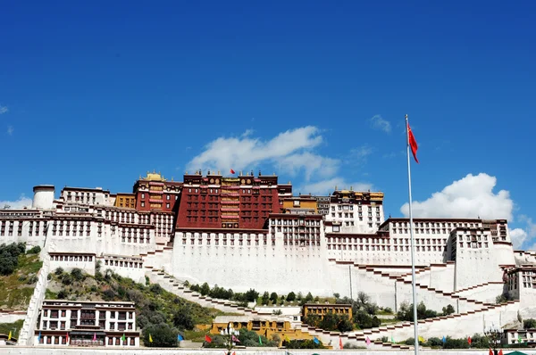 Mérföldkő a híres Potala-palota, a tibeti Lhasa — Stock Fotó