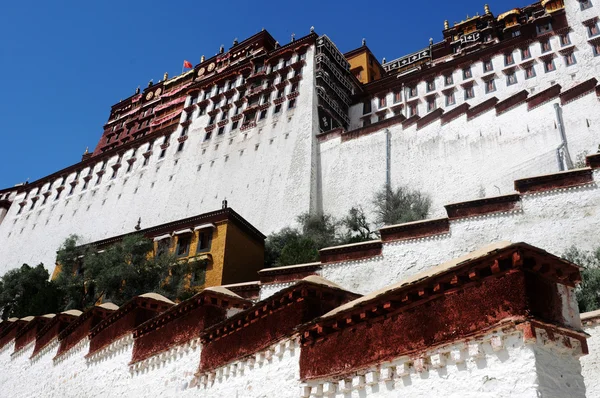 Mérföldkő a híres Potala-palota, a tibeti Lhasa — Stock Fotó