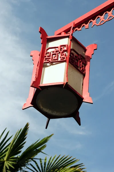 Rode lantaarn tegen blauwe lucht — Stockfoto