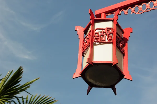 Lanterne rouge contre ciel bleu — Photo
