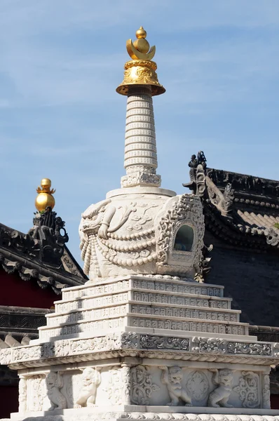Torre branca em um lamasery tibetano — Fotografia de Stock