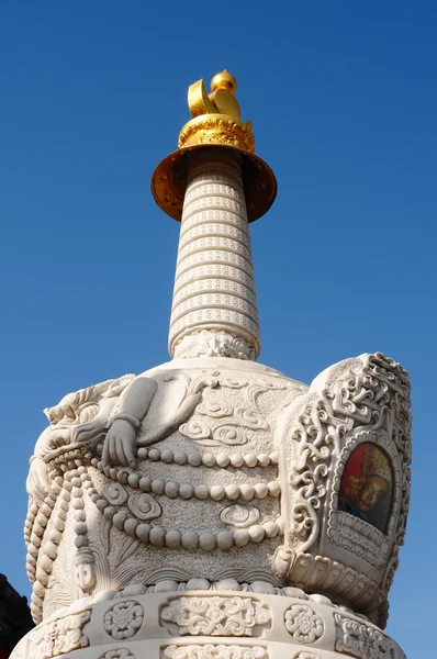 Weißer Turm in einer tibetischen Lamaserie — Stockfoto