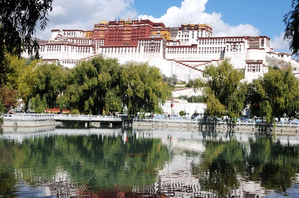 Wahrzeichen des berühmten Potala-Palastes in Tibet — Stockfoto