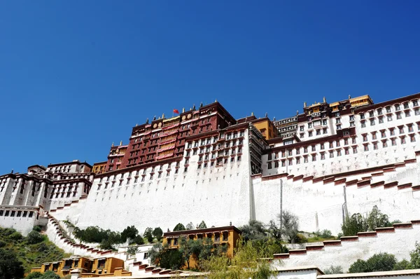 ラサのチベットの有名なポタラ宮のランドマーク — ストック写真