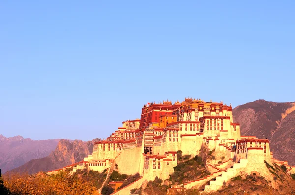 Monumento del famoso Palacio de Potala en Lhasa Tíbet — Foto de Stock