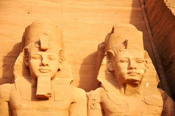 Marco das famosas estátuas de Ramsés II em Abu Simbel, no Egito — Fotografia de Stock