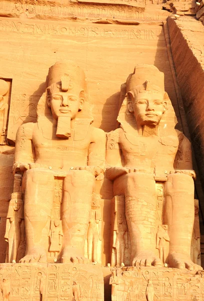 Punto di riferimento delle famose statue di Ramses II ad Abu Simbel in Egitto — Foto Stock