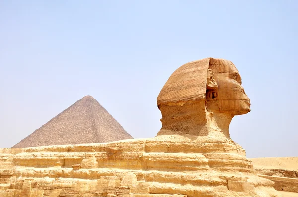 Esfinge e pirâmide em Cairo, Egito — Fotografia de Stock