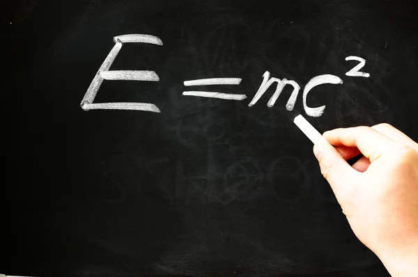 E = mc jalá Albert Einsteins fórmula física en pizarra — Foto de Stock