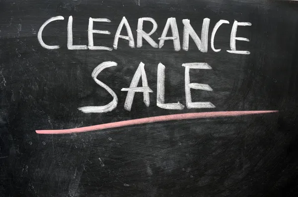 Clearance sale written on a blackboard — Stock Photo, Image