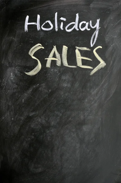 Semester försäljning skriven på en svart tavla — Stockfoto