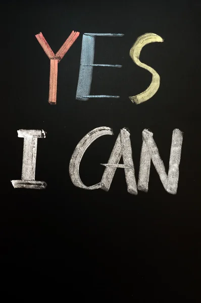 粉笔在黑板上书写的"是的我可以" — 图库照片