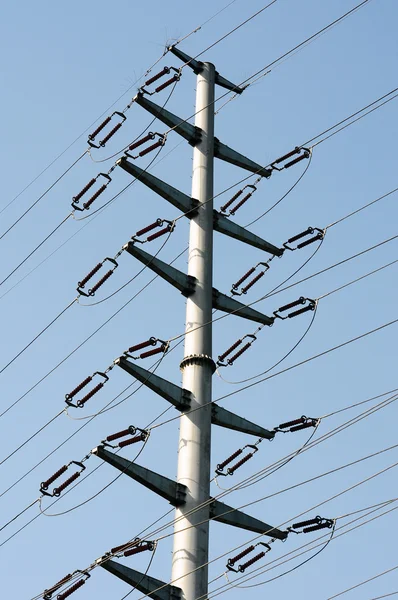 Yüksek voltaj iletim hatları — Stok fotoğraf