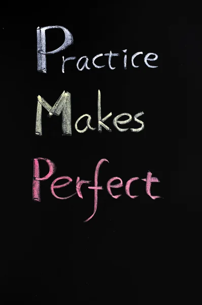 Κείμενο του "η πρακτική κάνει τέλειος" — Φωτογραφία Αρχείου