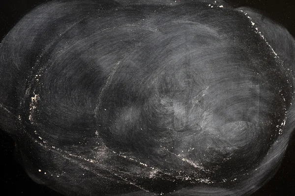 空白的黑板上用白色粉笔橡皮擦污迹 — 图库照片