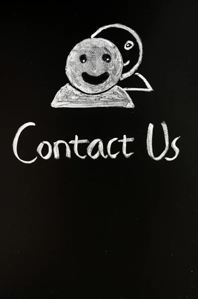 Przycisk kontakt online z ludzkich postaci rysowane kredą — Zdjęcie stockowe
