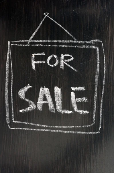 Para venda - texto escrito em quadro negro — Fotografia de Stock